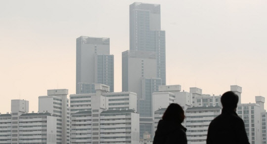 시민들이 아파트 밀집 지역을 바라보고 있다. <연합뉴스>